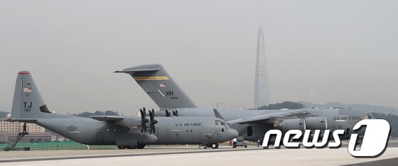 '아덱스 2017에 전시된 C-17, C-130'