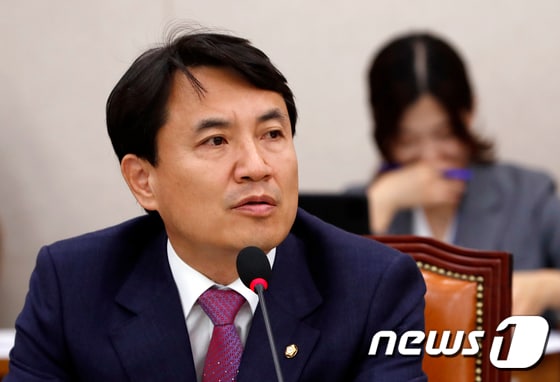 김진태 자유한국당 의원.2017.10.17/뉴스1 © News1 안은나 기자