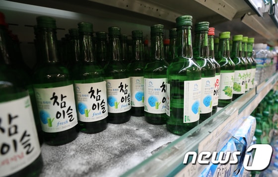 서울의 한 대형마트에 참이슬이 진열돼 있다.  / 뉴스1 © News1 박지혜 기자
