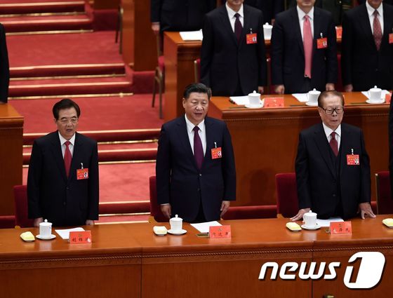 [사진] 시진핑, 장쩌민-후진타오와 나란히