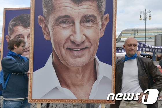 안드레이 바비스 체코 긍정당(ANO) 대표 초상을 들고 있는 체코 시민들. © AFP=뉴스1