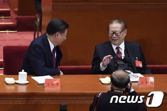 장쩌민 전 주석과 시진핑 현주석이 이야기를 나누고 있다.  © AFP=뉴스1 © News1 