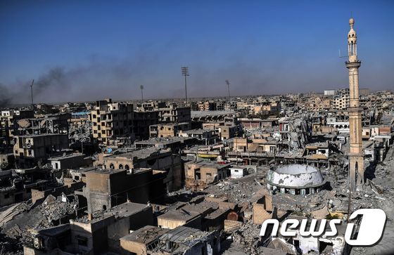 이슬람국가(IS) 격퇴전을 벌이는 국제연합군이 최근 시리아 라카 탈환에 성공했다. 사진은 전투로 황폐해진 라카의 모습.© AFP=뉴스1
