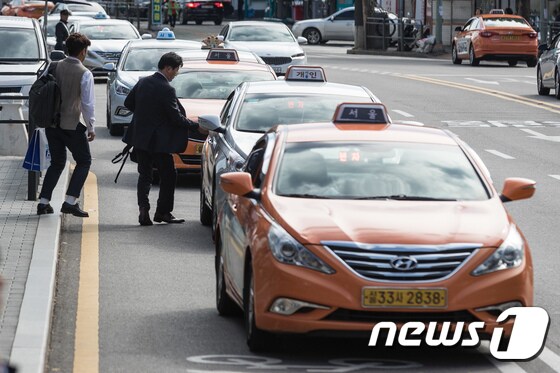  서울역에서 시민들이 택시를 이용하고 있는 모습. 2017.10.19/뉴스1 © News1 유승관 기자