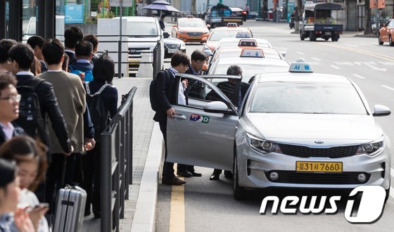 서울역에서 시민들이 택시를 이용하고 있다. 2017.10.19/뉴스1 © News1 유승관 기자