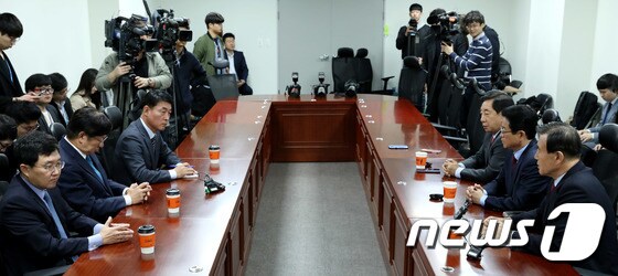 자유한국당과 바른정당 의원들로 구성된 보수대통합 추진위의 지난 20일 모임 모습. 뉴스1 © News1 박정호 기자