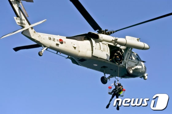 20일 해군 1함대 구조작전대(SSU)가 동해상에서 다목적 전술공수작전 수행용 헬리콥터인 UH-60을 활용해 강도 높은 항공구조훈련을 실시하고 있다. (해군 1함대 제공) 2017.10.20/뉴스1 © News1 서근영 기자