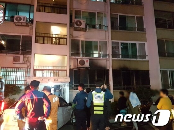 20일 밤 10시51분쯤  충북 청주시 상당구 영운동의  한 아파트 1층에서 불이 나 주민 10여명이 대피하는 소동이 벌어졌다. © News1 박태성기자