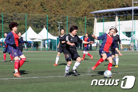 ‘줌마렐라 축구 페스티벌’에서 경기를 치르고 있는 선수들.(용인시 제공)© News1