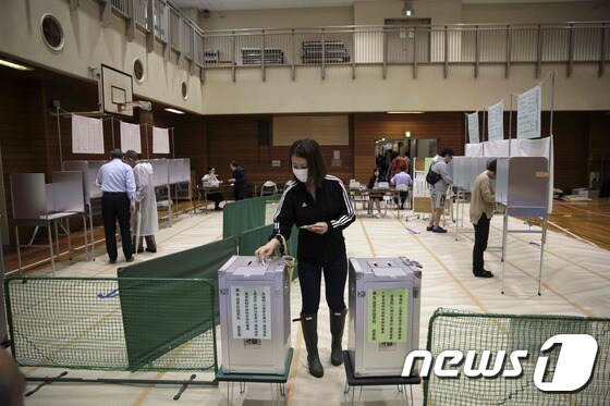 일본 도쿄의 한 투표소에서 22일 중의원(하원) 의원 선거 투표가 실시되고 있다. © AFP=뉴스1