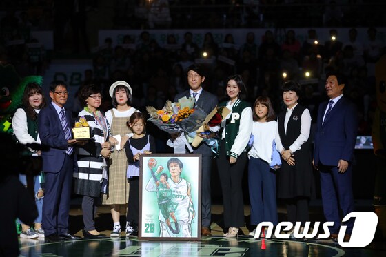 박지현 선수의 은퇴식 '가족들과 함께'