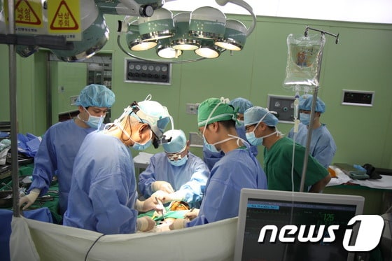 선천성 수막뇌류 수술 장면(안동성소병원 제공) © News1