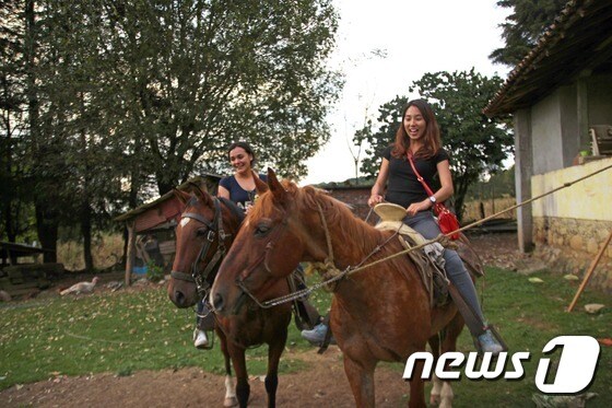 멕시코 현지인과 함께 말 타기 체험을 하고 있는 윤지민 소장© News1