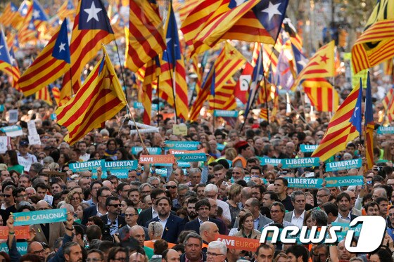 22일(현지시간) 스페인 북부 바르셀로나에서 카탈루냐 친(親)독립 시민들이 시위를 벌이고 있다. © AFP=뉴스1