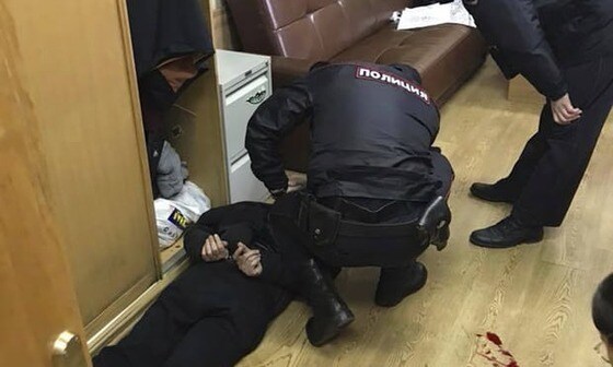 23일(현지시간) 러시아 모스크바에 위치한 언론사 '에호 모스크비'에 괴한이 침입, 흉기를 휘둘러 1명이 부상했다. 사진은 용의자로 추정되는 남성이 체포되는 모습. (사진=페이스북)© News1