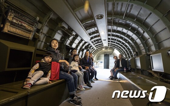 서울시 'C-47 비행기 극장' 