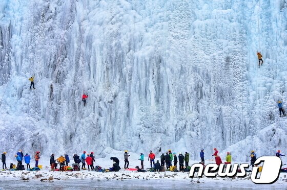 한국관광공사 사장상(은상)-빙벽의 함성. 충북 영동서 촬영.© News1