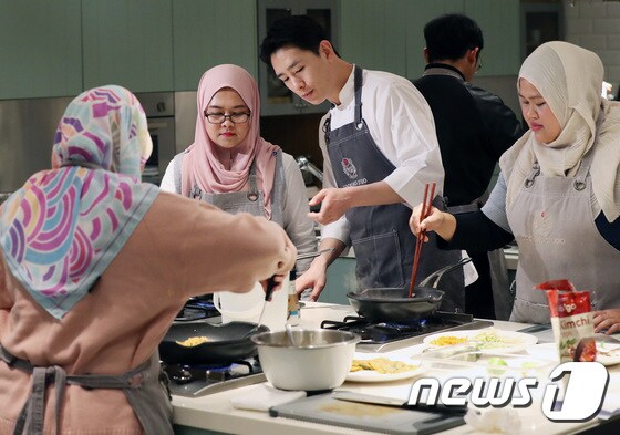 한국 음식을 배우는 동남아 무슬림 관광객의 모습. 뉴스1 © News1