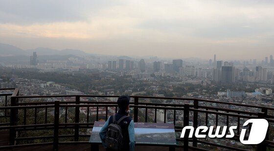 수도권 지역의 미세먼지농도가 한때 '나쁨'을 기록한 26일 오후 서울 도심이 뿌옇게 보이고 있다. 국립환경과학원 관계자는 