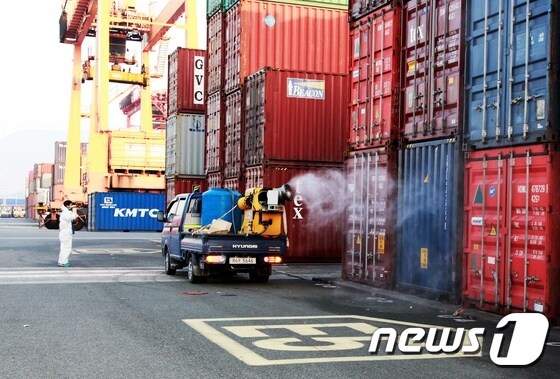 27일 여수광양항만공사가 아침 7시부터 컨테이너가 반입됐던 국제터미널에 대해 방역작업을 벌이고 있다.© News1서순규 기자