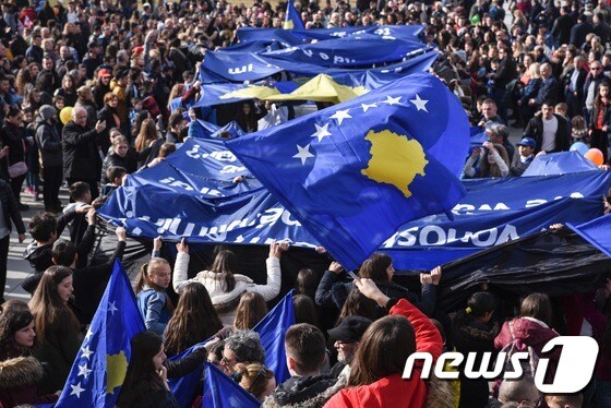 코소보 프리스티나에서 지난 2월  독립 9주년을 축하하는 기념 행사가 진행됐다. 독립을 선포한 지 9년 동안 코소보는 유엔 회원국 110개 이상에서 독립 국가로 승인받았다.© AFP=뉴스1