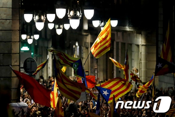 카탈루냐 지방의회가 독립은 선포한 27일 시민들이 이를 축하하기 위해 바르셀로나 산트하우메광장으로 쏟아졌다.© AFP=뉴스1