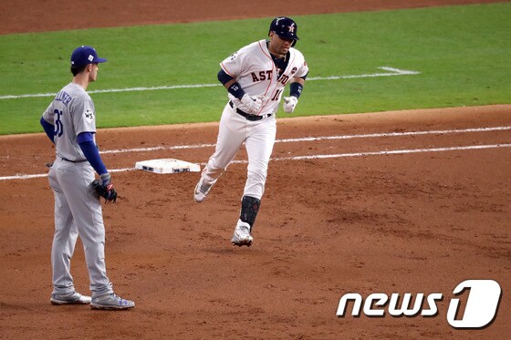 휴스턴 애스트로스의 구리엘이 28일(한국시간) 미닛메이드파크에서 열린 월드시리즈 3차전 LA 다저스와의 경기에서 홈런을 때려낸 뒤 베이스를 돌고 있다. © AFP=News1