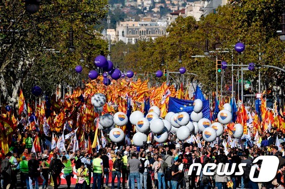 29일 바르셀로나에는 카탈루냐 독립 선언에 반대하기 위해 수만명이 모였다. 시위대는 스페인 국기, 유럽연합(EU) 깃발을 들고 하나된 스페인을 강조했다. © AFP=뉴스1