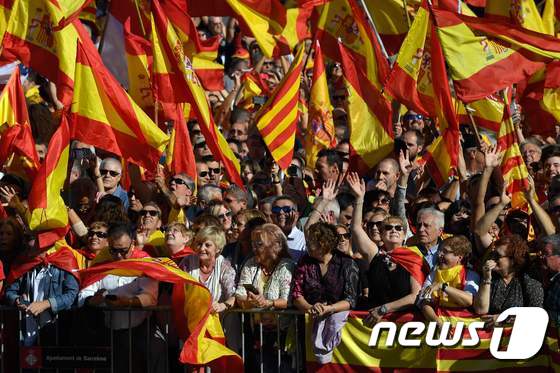 이날 카탈루냐 독립에 반대하는 시위대에는 10대부터 노년층까지 다양한 연령대가 참여했다.  © AFP=뉴스1