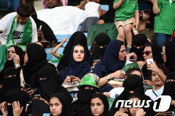 사우디 여성들이 지난 9월23일 리야드 주경기장에서 국경일 행사를 지켜보고 있다. © AFP=뉴스1
