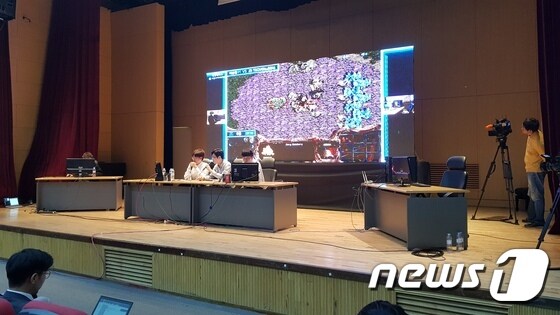 31일 오후 서울 광진구 세종대학교 대강당에서 '인간 vs AI'의 스타크래프트 경기가 진행되고 있다. 오른쪽 AI가 사용하는 자리는 텅 비어있다. 2017.10.31/뉴스1 © News1