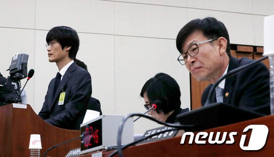 이해진 네이버 창업자(왼쪽)가 지난해 10월 서울 여의도 국회에서 열린 정무위원회 종합 국정감사에서 의원질의에 답하고 있다. 오른쪽은 김상조 공정거래위원장. © News1 안은나 기자