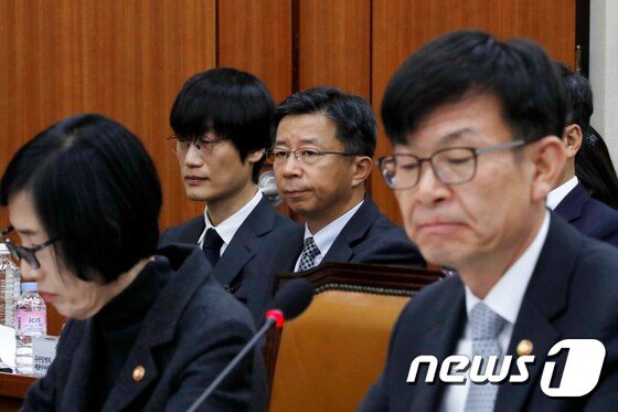 이해진 네이버 총수(글로벌 투자책임자, 뒷줄 왼쪽 첫번째)가 31일 오후 서울 여의도 국회에서 열린 정무위원회 종합 국정감사에 증인으로 출석한 모습.  2017.10.31/뉴스1 © News1 안은나 기자