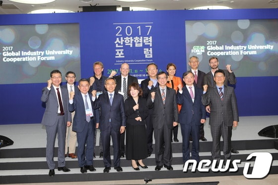 한국연구재단은 31일 교육부와 함께 '2017 글로벌 산학협력 포럼'을 부산 벡스코(BEXCO) 제2전시장 세미나룸에서 개최했다. (한국연구재단 제공) © News1