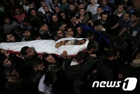 30일(현지시간) 팔레스타인 가자지구 남부에서 열린 군인들의 장례식에 참석한 시민들의 모습. © AFP=뉴스1