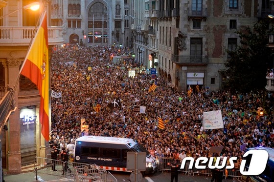 카탈루냐 분리독립 투표 당시 경찰 진압에 항의하는 바르셀로나 시위대. © AFP=뉴스1