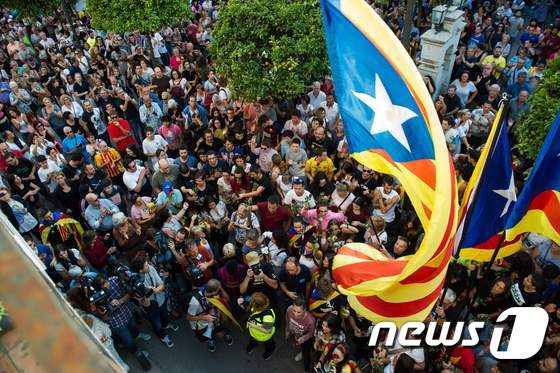 3일(현지시간) 카탈루냐에서 총파업이 진행되는 동안 주민들이 독립 투표에 사용됐던 투표함 앞에 헌화하고 있다. © AFP=뉴스1