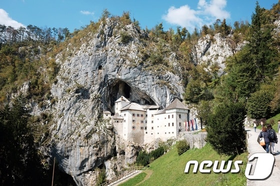 동굴 속 안에 자리한 프레드야마 성은 하인의 배신으로 처참히 죽게 된 중세 도둑 남작 ‘에라젬 프레자마스키'의 전설로 유명하다.© News1