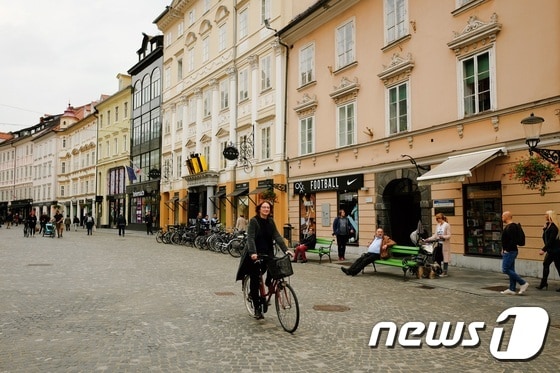 도시에선 자전거를 이용하는 사람들을 쉽게 볼 수 있다. © News1 윤슬빈 기자