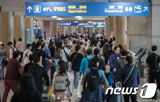 추석 연휴 마지막 날인 9일 오후 시민들이 인천공항을 통해 입국하고 있다.2017.10.9/뉴스1 © News1