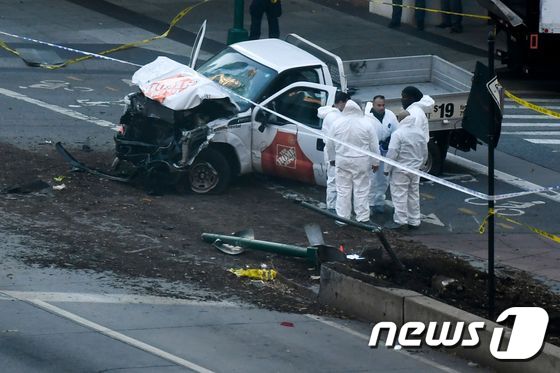 31일(현지시간) 뉴욕 맨해튼에서 자전거도로를 덮친 소형 픽업트럭을 조사관들이 살펴보고 있다. 이날 테러로 최소 8명이 숨졌으며 10명이 부상한 것으로 알려졌다. © AFP=뉴스1 © News1 우동명 기자