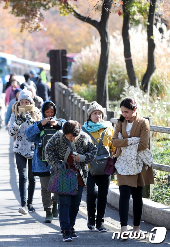 서울 남산을 찾은 외국인관광객들이 두꺼운 옷을 입고 나들이를 하고 있다.  2017.11.11/뉴스1 © News1 구윤성 기자