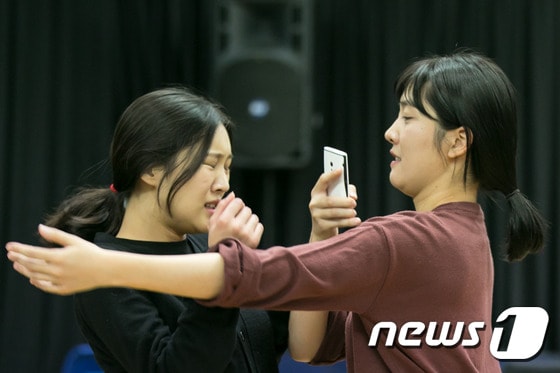 연극 '말들의 집' 연습 장면. 김벼리(왼쪽)와 백혜경 배우 © News1