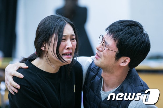 연극 '말들의 집' 연습 장면. 김벼리(왼쪽)와 김태근 배우© News1