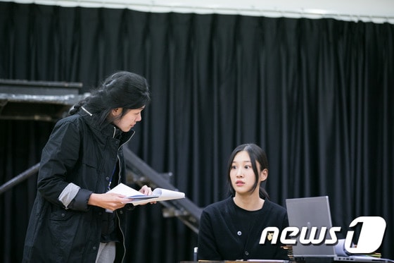 연극 '말들의 집' 연습 장면. 김수아(왼쪽) 김벼리 배우© News1