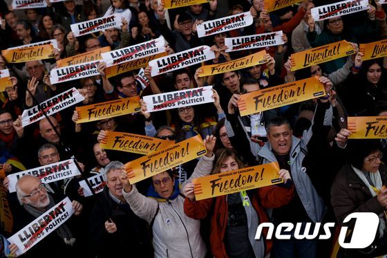  11일 바르셀로나에 모인 시위대는 '자유'라고 적힌 노란 배너를 들고 카탈루냐 독립파 지도자들의 석방을 촉구했다. © AFP=뉴스1