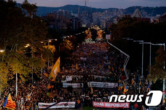 11일 바르셀로나에서 진행된 카탈루냐 독립 지도자 석방 시위.© AFP=뉴스1