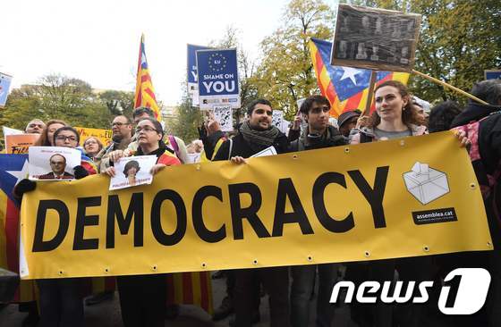12일 벨기에 브뤼셀에서 독립파 지지자들이 카탈루냐 지도부 석방 등을 요구하는 시위를 진행했다. © AFP=뉴스1