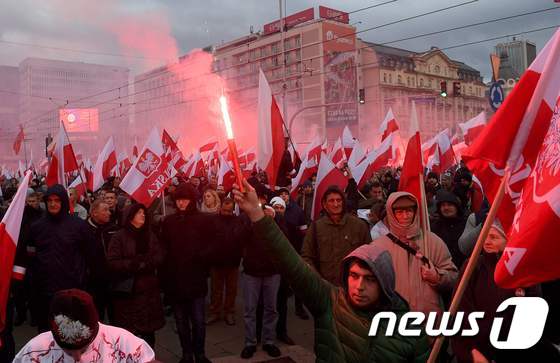 11일(현지시간) 폴란드 독립기념일을 맞아 극우단체들이 바르샤바 시내에서 대규모 집회를 진행했다. © AFP=뉴스1