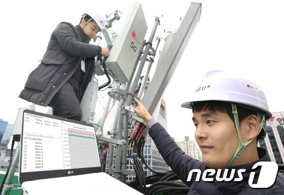 LG유플러스 직원들이 5G 시험기지국에서 네트워크 장비를 점검하고 있다. (LG유플러스 제공) 2017.11.13/뉴스1 © News1